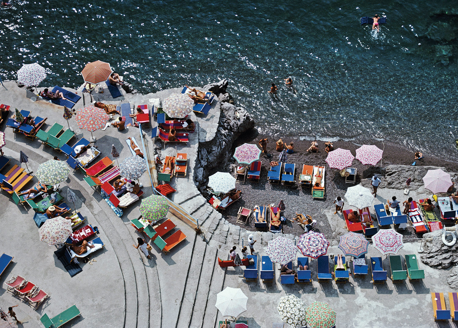 Puzzle art for Positano Beach, a photo by Slim Aarons showing beach chairs and umbrellas seaside from above.